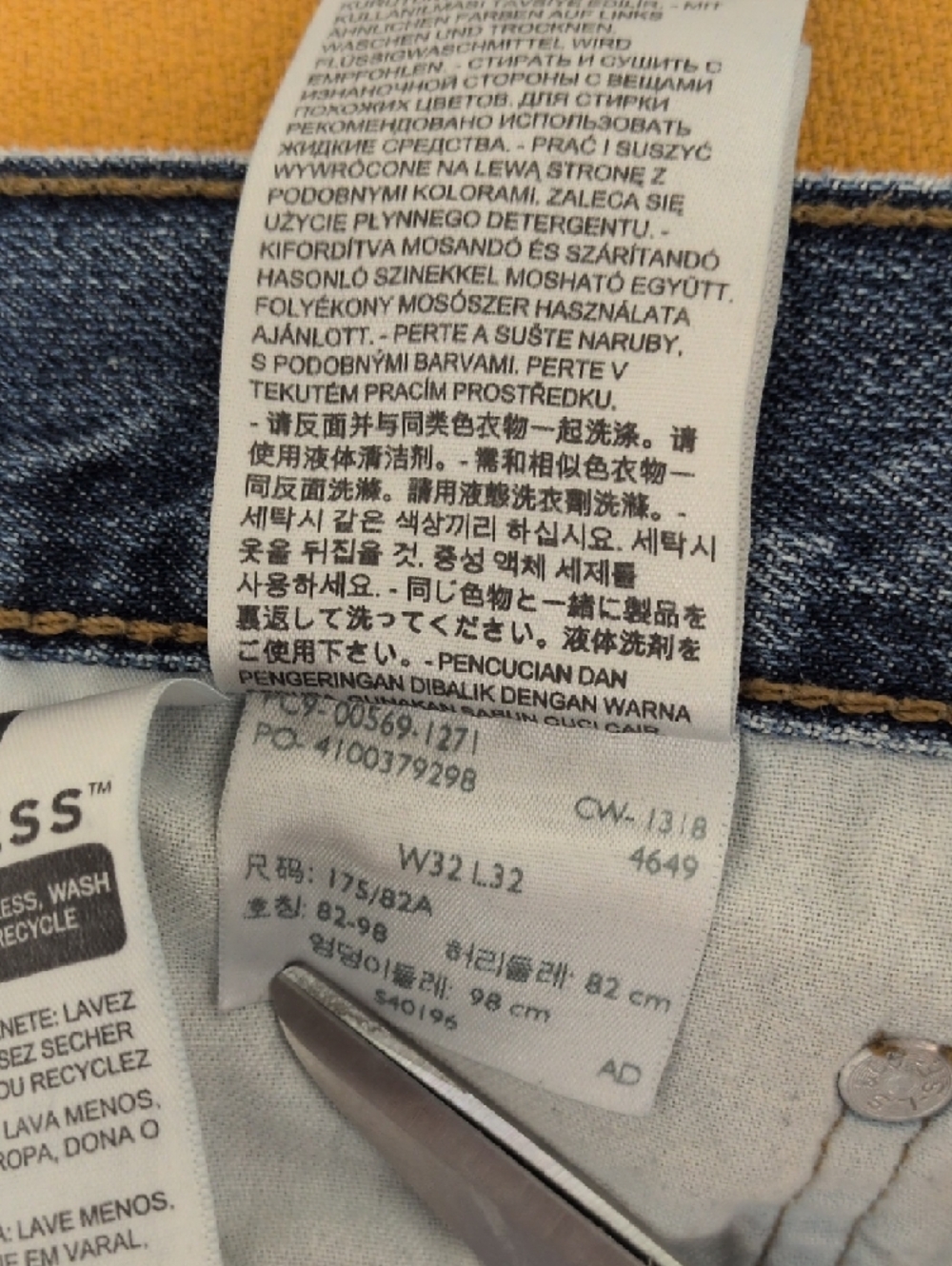 Levi's Men's Light Blue Denim Jeans with Leather Patch - Picture 16 of 16